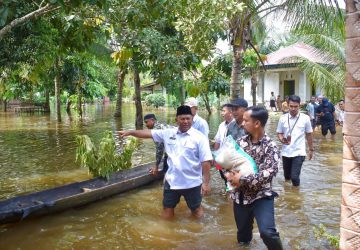 Tanggap Darurat dan Peduli Bencana, Pemda Kampar Salurkan Bantuan Berupa Beras Warga Yang Terdampak Banjir di Tambang