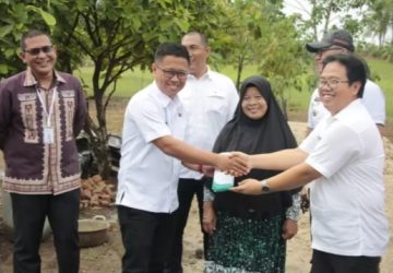 Langkah Awal 2024, Pemkab Lamsel Gandeng CSR BSI Salurkan Bantuan Bedah Rumah di Kalianda