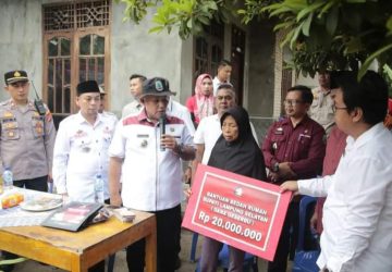 Bupati Lamsel Kembali Gulirkan Bantuan Bedah Rumah Kepada Warganya di Desa Ketapang