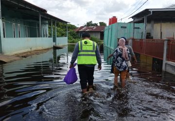 IZI Riau Bagikan Nasi ke Warga Terdampak Banjir di Wilayah Rumbai