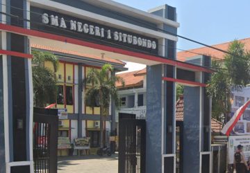 Tidak Terima Kebijakan Kepala Sekolah Mereka, Sejumlah Siswa SMA 1 Situbondo Lakukan Aksi Unjuk Rasa