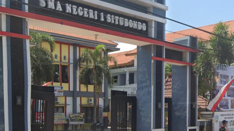 Tidak Terima Kebijakan Kepala Sekolah Mereka, Sejumlah Siswa SMA 1 Situbondo Lakukan Aksi Unjuk Rasa