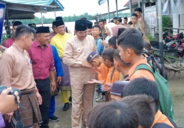 Kunjungi Seberang Kota, Bupati Berikan Bantuan Lansia dan Penyandang Disabilitas