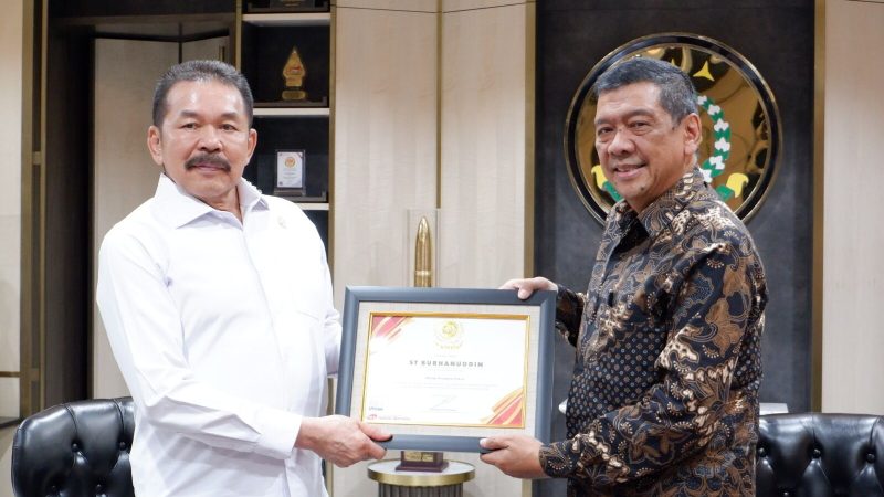 Jaksa Agung ST Burhanuddin Menerima Penghargaan Best Achievement Award 2023 Dari Rakyat Merdeka