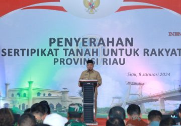 Wakil Menteri ATR/BPN Serahkan Sertifikat PTSL Kepada Warga Kandis, Wabup Husni Ucapkan Terimakasih
