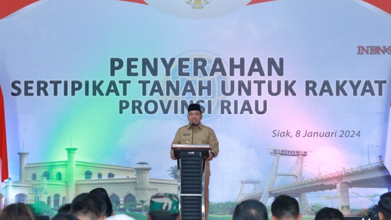 Wakil Menteri ATR/BPN Serahkan Sertifikat PTSL Kepada Warga Kandis, Wabup Husni Ucapkan Terimakasih
