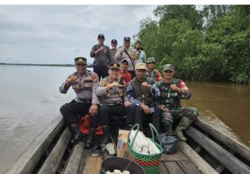 Sinergi 3 Pilar Polsek Kempas Patroli Menyusuri Tepian Sungai dan Sosialisasi Kamtibmas Menuju Pemilu Damai 2024