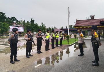 Polisi Inhu Bersenjata Lengkap dikirim Ke Siak, Misi Apa?