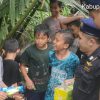 Ditengah Patroli di wilayah Perairan Indragiri Hilir, Bea Cukai Tembilahan Berikan Hiburan Kepada Anak-anak Enok Dalam