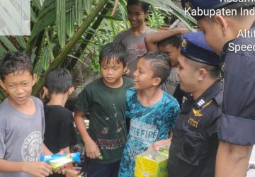 Ditengah Patroli di wilayah Perairan Indragiri Hilir, Bea Cukai Tembilahan Berikan Hiburan Kepada Anak-anak Enok Dalam