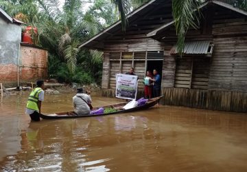 YBM BRIlian Bersama IZI Riau Salurkan Bantuan Sosial kepada Masyarakat yang Terdampak Banjir di Desa Lubuk Siam, Kampar