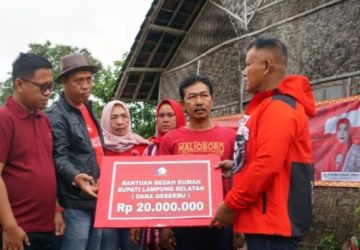 Tak Kenal Hari Libur, Bupati Lamsel Tetap Sambangi Warganya, Serahkan Bantuan Bedah Rumah di Desa Hara Banjarmanis