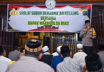 Bersama Wakapolda Riau, Pj Bupati Kampar Hambali Lakukan Sholat Subuh Berjamaah di Masjid Jami’ Air Tiris