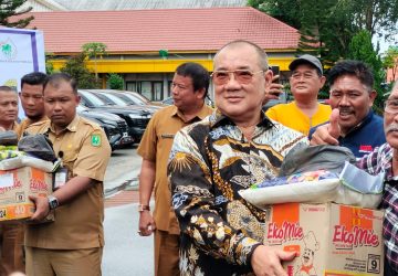 Bupati Indragiri Hulu Terima Bantuan Dari Pihak PT. TI dan PT. SPP 3.500 Berupa Paket Sembako
