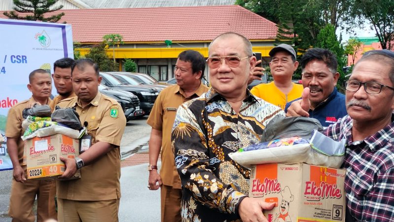 Bupati Indragiri Hulu Terima Bantuan Dari Pihak PT. TI dan PT. SPP 3.500 Berupa Paket Sembako