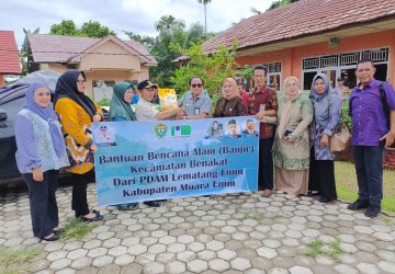 Dirut PDAM Lematang Enim Serahkan Bantuan 2 Ton Beras Untuk Korban Banjir di Kecamatan Ujan Mas dan Benakat