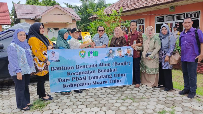 Dirut PDAM Lematang Enim Serahkan Bantuan 2 Ton Beras Untuk Korban Banjir di Kecamatan Ujan Mas dan Benakat