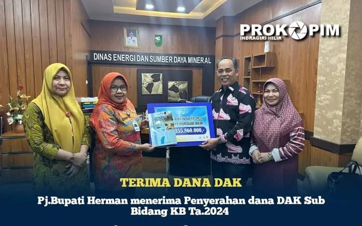 PJ Bupati Herman Terima Penyerahan Dana Dak Secara Simbolis Oleh Kepala Perwakilan BKKBN Provinsi Riau