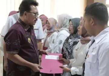 Serahkan SK Perpanjangan THLS di Lingkup Dinkes, Sekda Minta Berikan Pelayanan Optimal