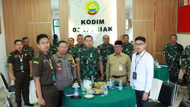 Sekda Siak Arfan Usman Bersama Dandim 0322/Siak Ikuti Vicon Komsos TNI AD Bersama Aparat Pemerintah