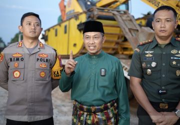 Upayakan Penanganan Banjir, Pemkab Bengkalis Turunkan Eskavator Amfibi
