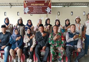 Babinsa dan Babinkantibmas Muara Enim Hadiri Pelantikan KPPS Desa Karang Raja