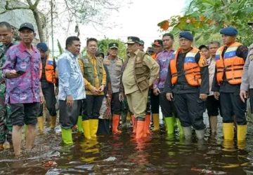 Bupati Afrizal Sintong Dampingi Gubri Salurkan Bantuan Sembako Untuk Pengungsi Banjir