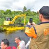Alat Berat Amfibi Milik Pemkab Bengkalis Langsung Bersihkan Sungai Siak Kecil