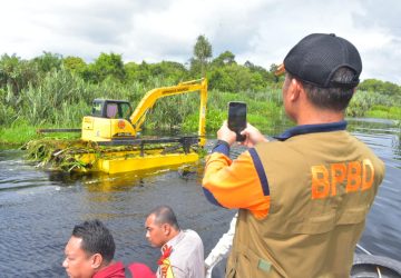 Alat Berat Amfibi Milik Pemkab Bengkalis Langsung Bersihkan Sungai Siak Kecil