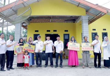 Pj. Bupati Kampar Serahkan Bantuan Bedah Rumah Kepada Masyarakat Penerima Manfaat Desa Salo Timur