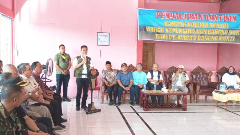 Bagikan 1350 Paket Sembako Korban Banjir, Bupati Rohil Ucapkan Terimakasih Kepada PT. Mass 2
