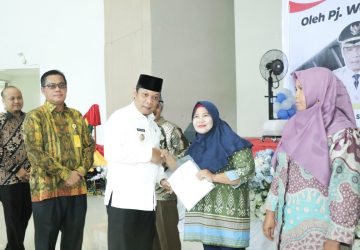 Pj Wali Kota Serahkan Sertifikat Bidang Tanah untuk Rakyat di Dua Kecamatan