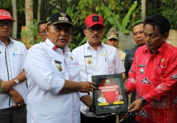 Bupati Lamsel Bantu Dua Rumah Roboh Milik Warga Tanjung Agung-Katibung