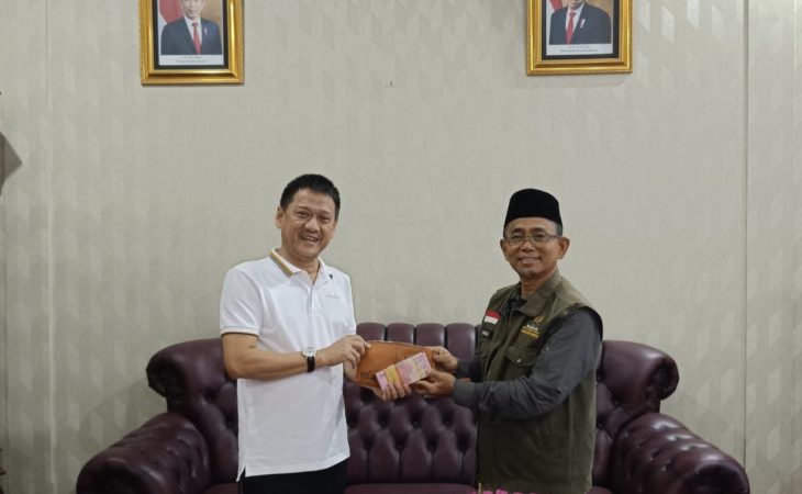 Pj Bupati Kampar Serahkan Zakat Maal ke Baznas Kabupaten Kampar