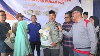 PJ Bupati Herman Memberikan Bantuan Pangan Seacara Simbolis Cadangan Beras Tahun 2024 Untuk Masyarakat