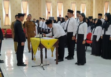 Bupati Rohil Serahkan 84 SK PNS Formasi Tahun 2021 dan Lantik Jabatan Fungsional Tertentu