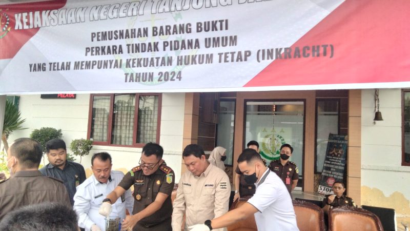 Wabup Tanjabbar Hadiri Pemusnahan Barang Bukti Dikantor Kejari