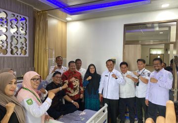 Bupati Bengkalis Ke-14 Amril Mukminin Besuk Kadis Kominfotik Bengkalis yang Sedang Dirawat RSUD