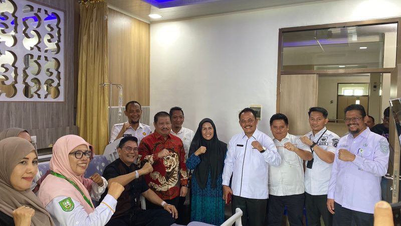 Bupati Bengkalis Ke-14 Amril Mukminin Besuk Kadis Kominfotik Bengkalis yang Sedang Dirawat RSUD