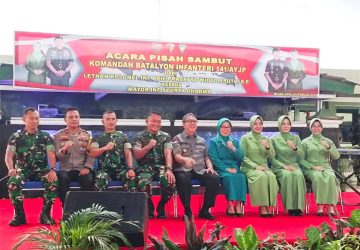 Pisah Sambut Danyonif 141/AYJP Letkol Inf Arie Prasatyo Widyo Broto SE Kepada Mayor Inf Syurya Dharma