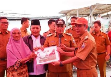 Pemkab Lamsel Bersama Baznas Bantu Bedah Rumah Milik Fatihah, Lansia di Desa Kuala Jaya