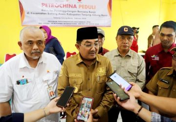 Bupati Tanjabbar Terima dan Salurkan Bantuan Bencana dari PetroChina