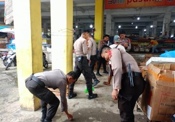 Polres Inhu Goro Bersihkan Pasar Rakyat Rengat dan Sosialisasikan Pemilu Damai 2024