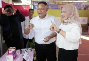 Nanang Ermanto dan Istri Nyoblos di TPS 001 Desa Way Galih, Pesan Jangan Golput