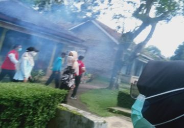 Cegah Meluasnya DBD, Pemdes Kelaten Bersama Tim Kesehatan Lakukan Fogging