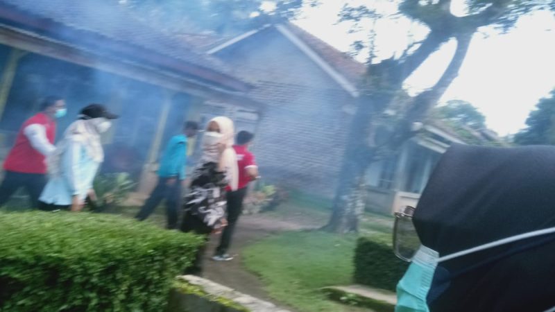 Cegah Meluasnya DBD, Pemdes Kelaten Bersama Tim Kesehatan Lakukan Fogging