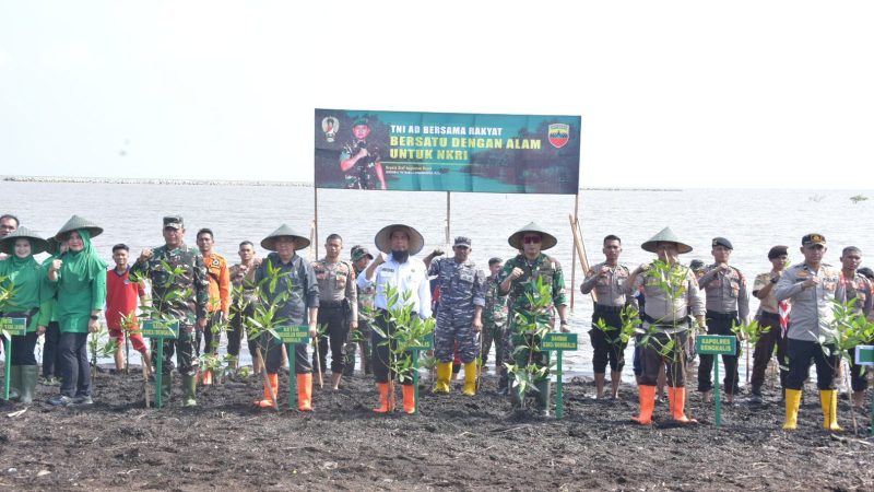 Bupati Kasmarni Sambut Baik, Kegiatan Penghijauan dan Penanaman Mangrove Program Unggulan Kasad TNI AD
