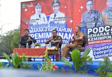 Semarak Tiga Tahun Kepemimpinan Kasmarni-Bagus Santoso, Diskominfotik Gelar Podcast di Lapangan Tugu