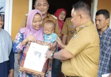 Bupati Nanang Ermanto Sambangi Kediaman Bayi Penderita Jantung Bocor di Desa Way Galih