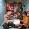 AKP Mardani Tohenes Polsek Kempas dan Pemdes Sungai Gantang Silaturahmi dan Berikan Santunan kepada Keluarga KPPS